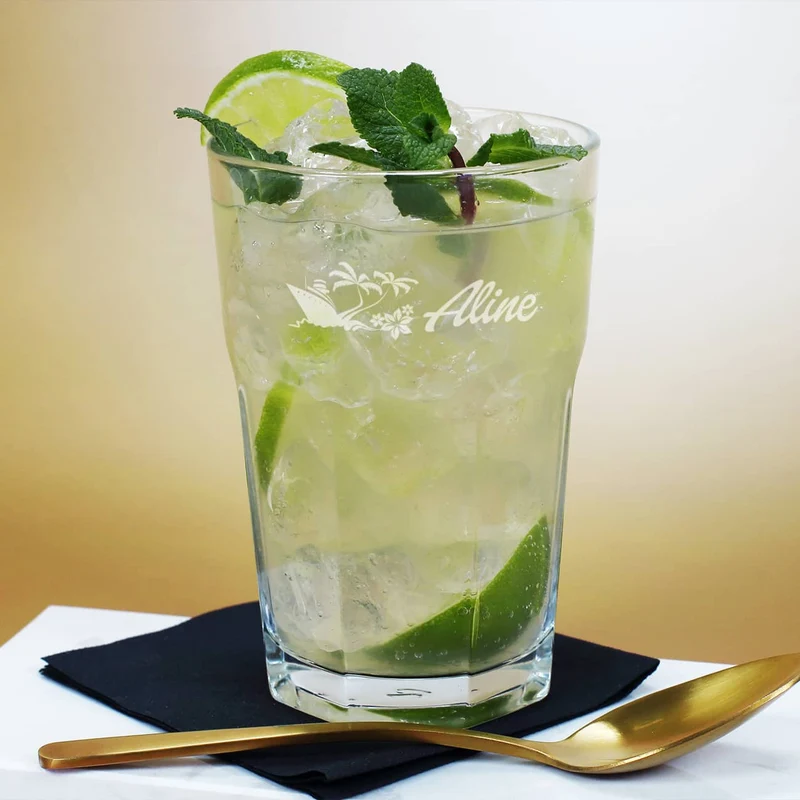 tropisches Longdrinkglas graviert mit Wunschname, Palmen und Blüten