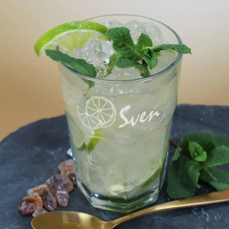 Longdrinkglas mit Limetten und Namensgravur