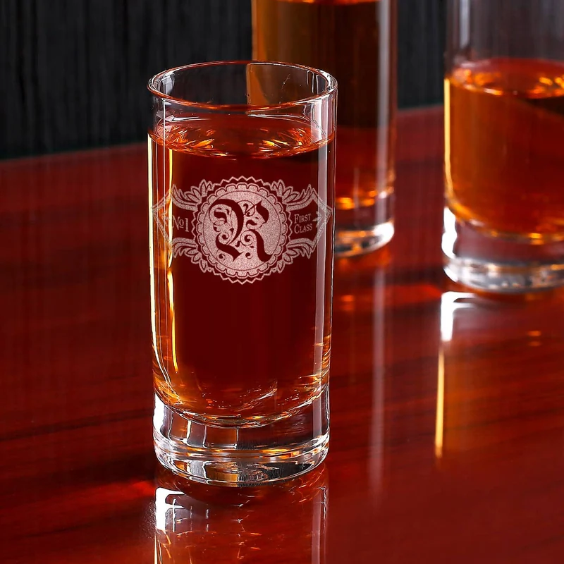 Schnapsglas mit Gravur eines Initials