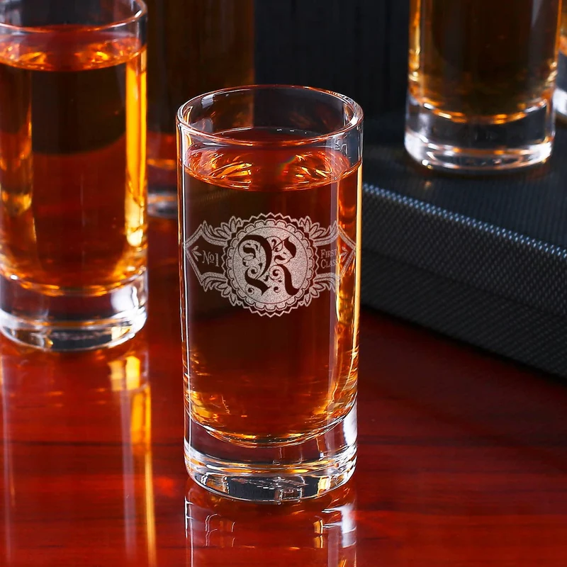 Schnapsglas mit Gravur eines Initials