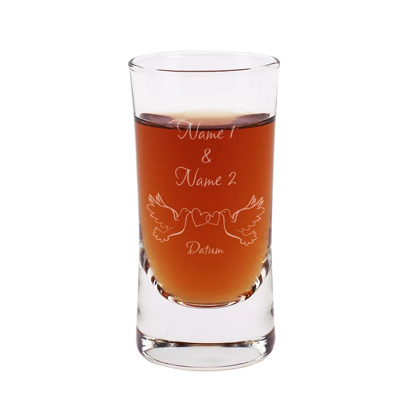 Schnapsglas zur Hochzeit mit Tauben-Motiv, Namen und Datum