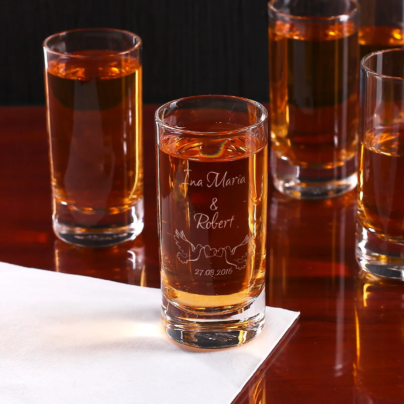 Schnapsglas zur Hochzeit mit Tauben-Motiv, Namen und Datum
