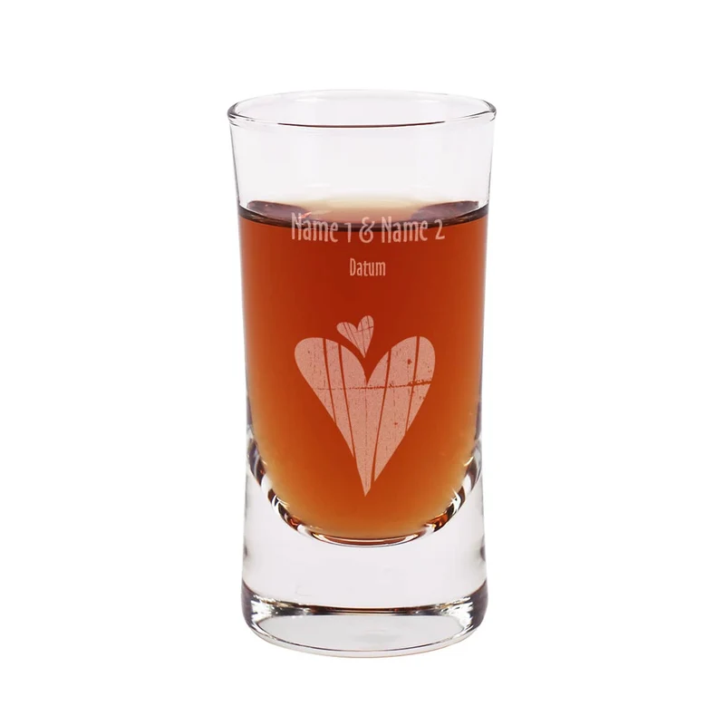 Graviertes Schnapsglas zur Hochzeit mit Herzen, Namen und Datum