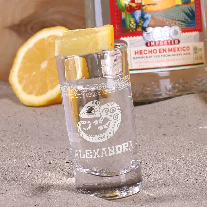Tequila-Glas mit Chamäleon und mexikanischen Ornamenten mit Wunschname graviert