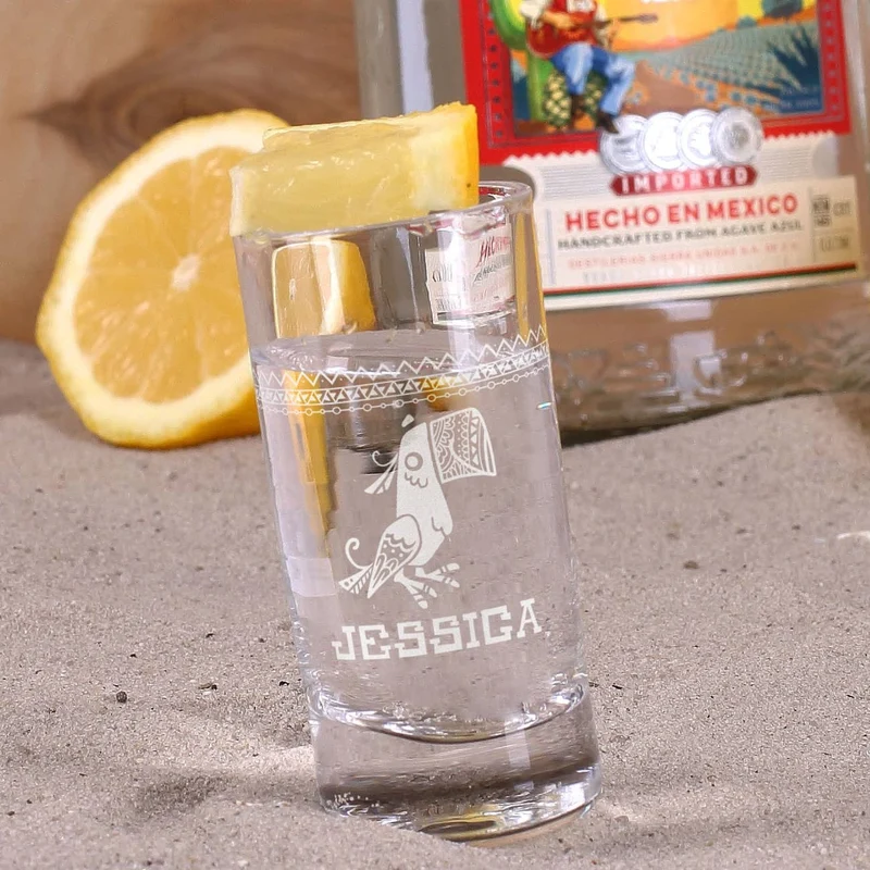 Papagei mit Wunschname und mexikanischen Ornamenten graviert auf Tequila-Shot