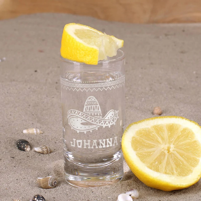 Mexikanischer Sombrero mit Ornamenten und Wunschname graviert auf Schnapsglas