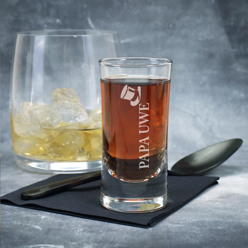 Graviertes Schnapsglas für Männer mit Name und Zylinderhut-Motiv