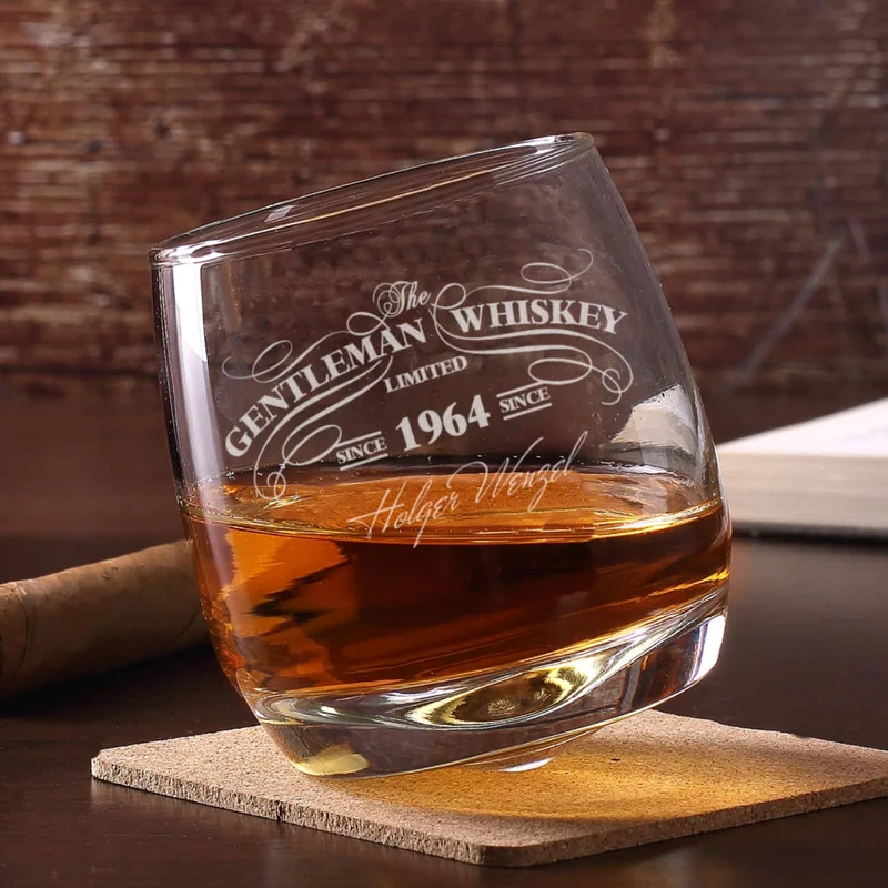 Schräg stehendes Rocking Whiskyglas graviert mit Wunschname und Jahr