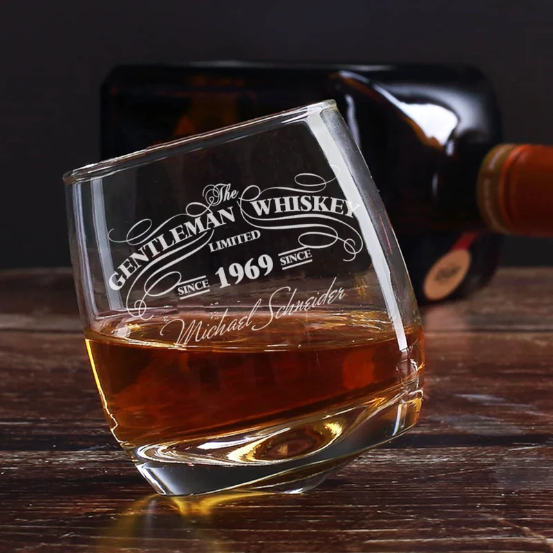 Schräg stehendes Rocking Whiskyglas graviert mit Wunschname und Jahr