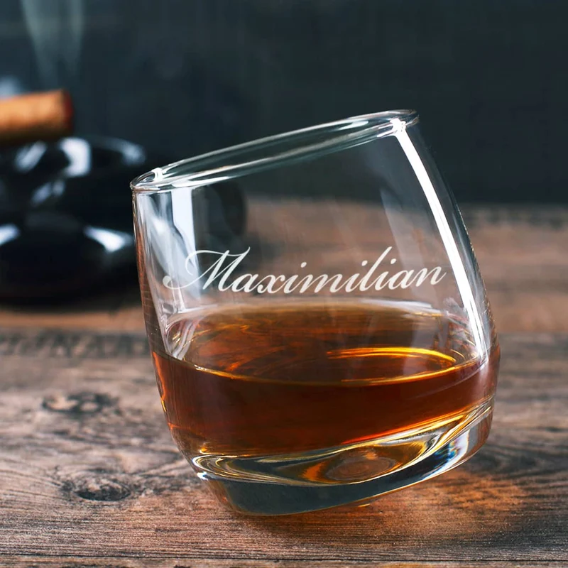 Schief stehendes Whiskyglas mit waagerechter Gravur Ihres Wunschnamens