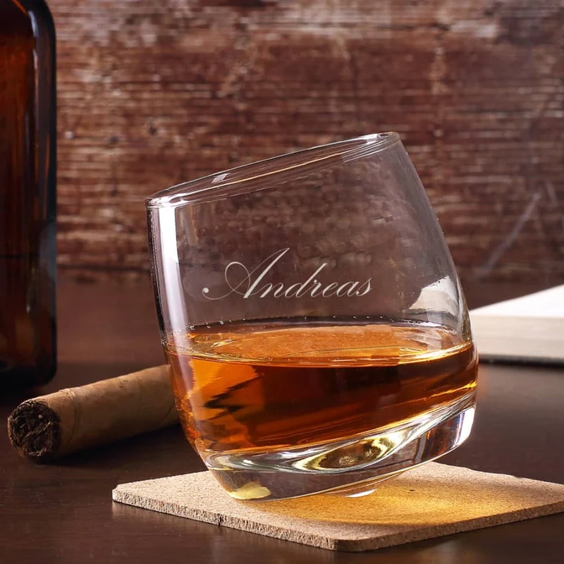 Schief stehendes Whiskyglas mit waagerechter Gravur Ihres Wunschnamens
