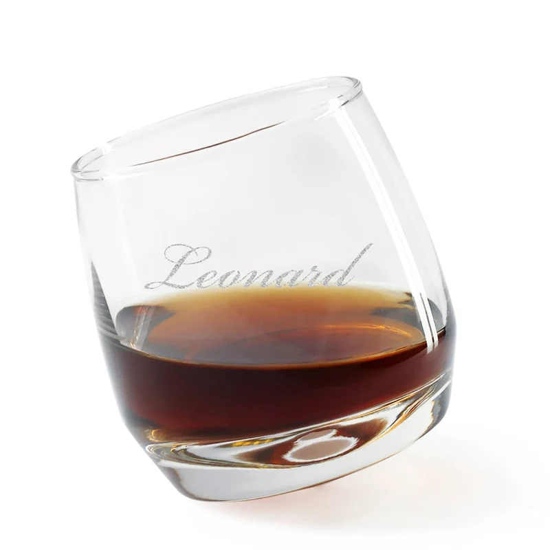 Schief stehendes Whiskyglas mit waagerechter Gravur Ihres Wunschnamens