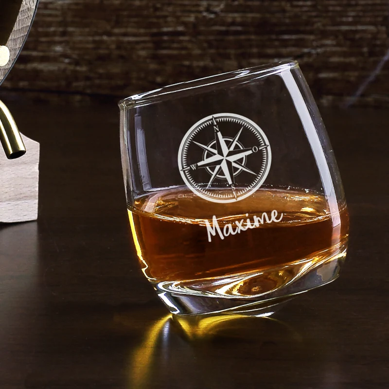 Schräges Whiskeyglas mit Kompass und Namen graviert