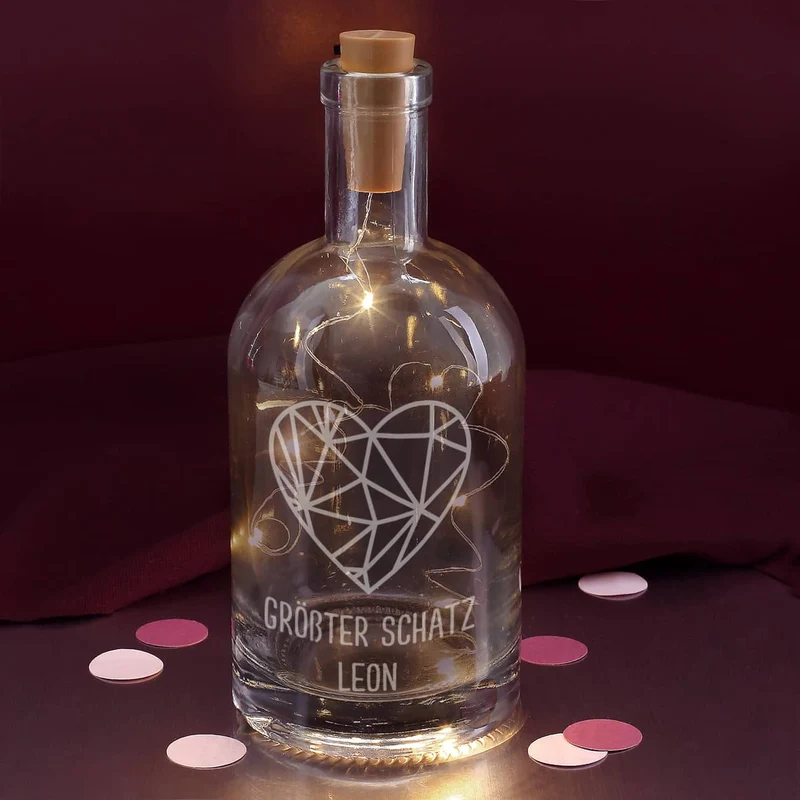 Beleuchtete Karaffe mit polygonalem Herz und Text graviert zum Valentinstag oder Hochzeit