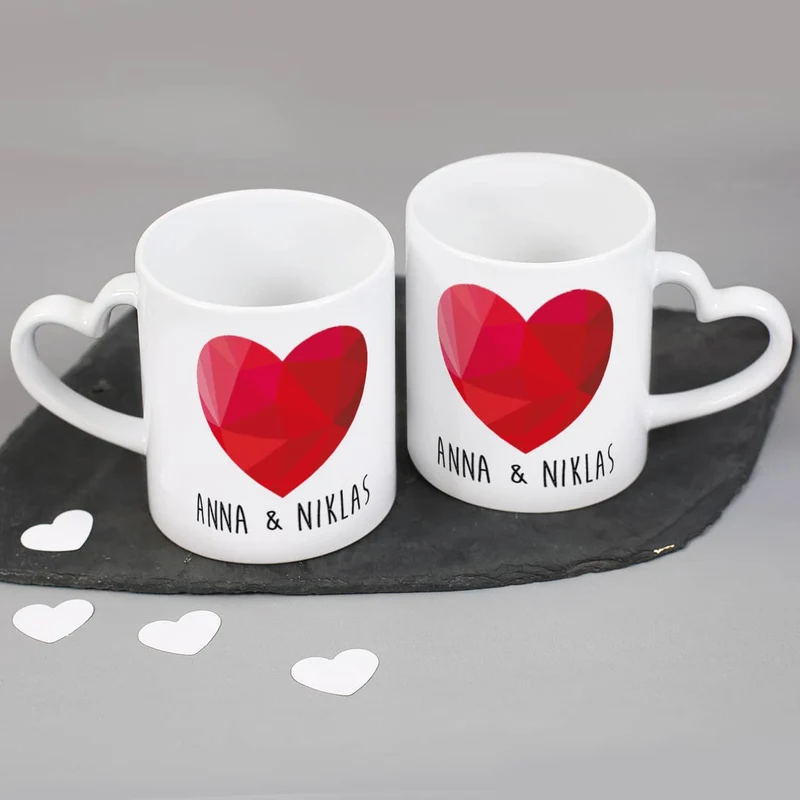 Paartassen zum Valentinstag mit Herzhenkel, Namen und Polygon Herz