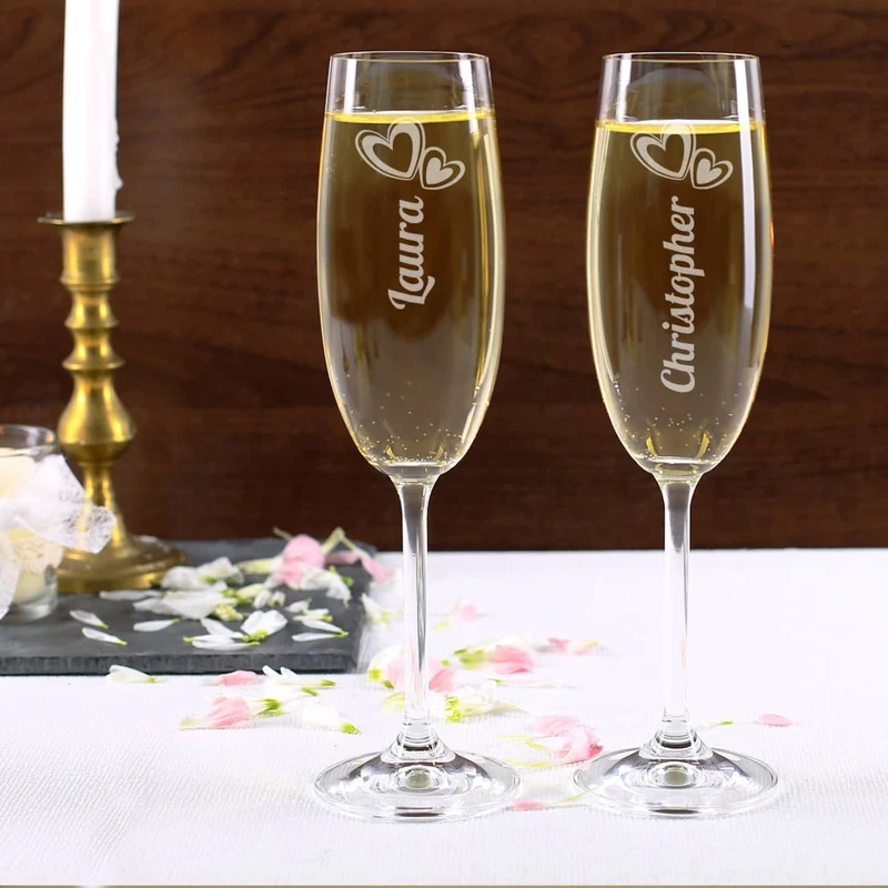 Zwei Sektgläser zur Hochzeit Namensgravur und romantischen Herzen