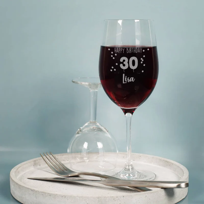Happy Birthday 30 - graviertes Weinglas mit Name