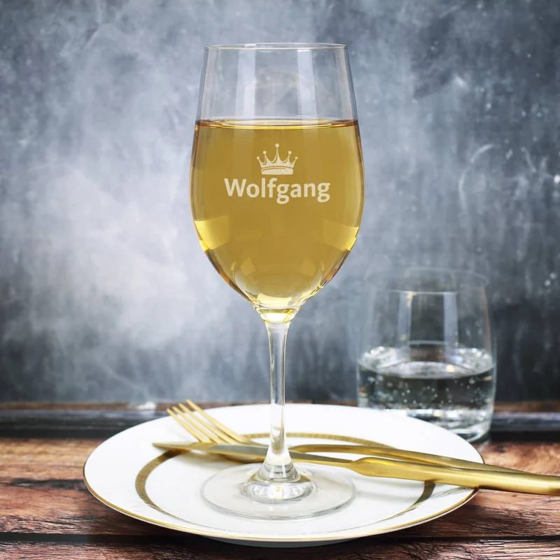 Weinglas mit Krone und Name graviert
