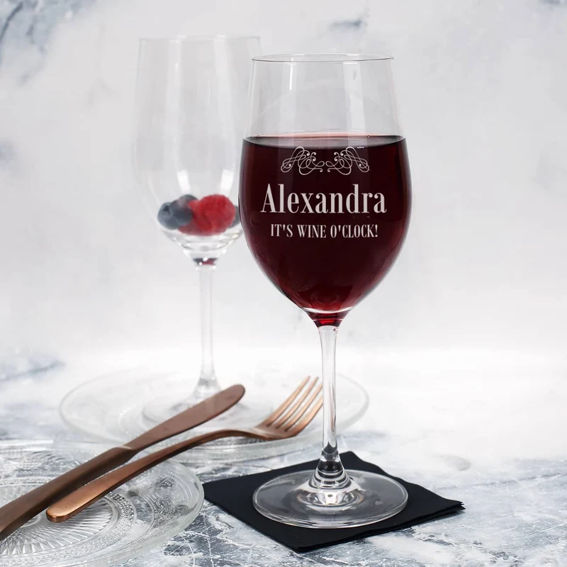 Graviertes Weinglas IT'S WINE O'CLOCK! mit Name