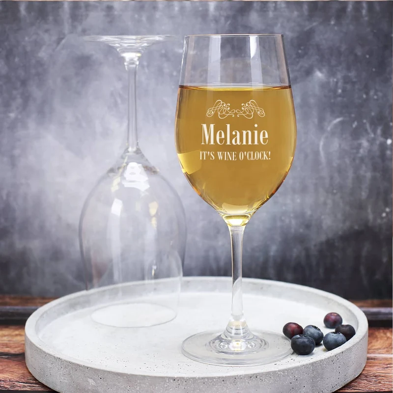 Graviertes Weinglas IT'S WINE O'CLOCK! mit Name