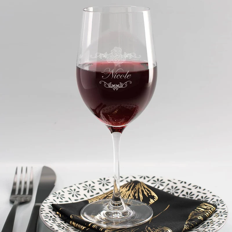 graviertes Weinglas Weinreben Ornamente mit Wunschname