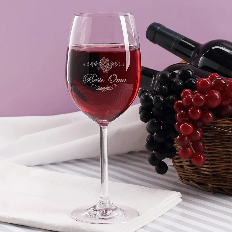 graviertes Weinglas Weinreben Ornamente mit Wunschname