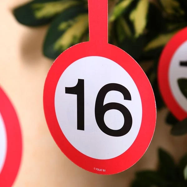Papiergirlande Verkehrsschild 16