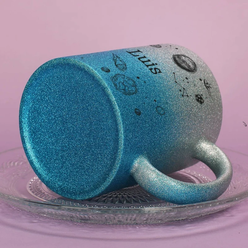 blaue Glitzertasse mit coolem Weltallmotiv