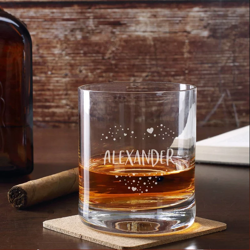 Romantisches Whiskyglas mit einem Herz aus Punkten und Name