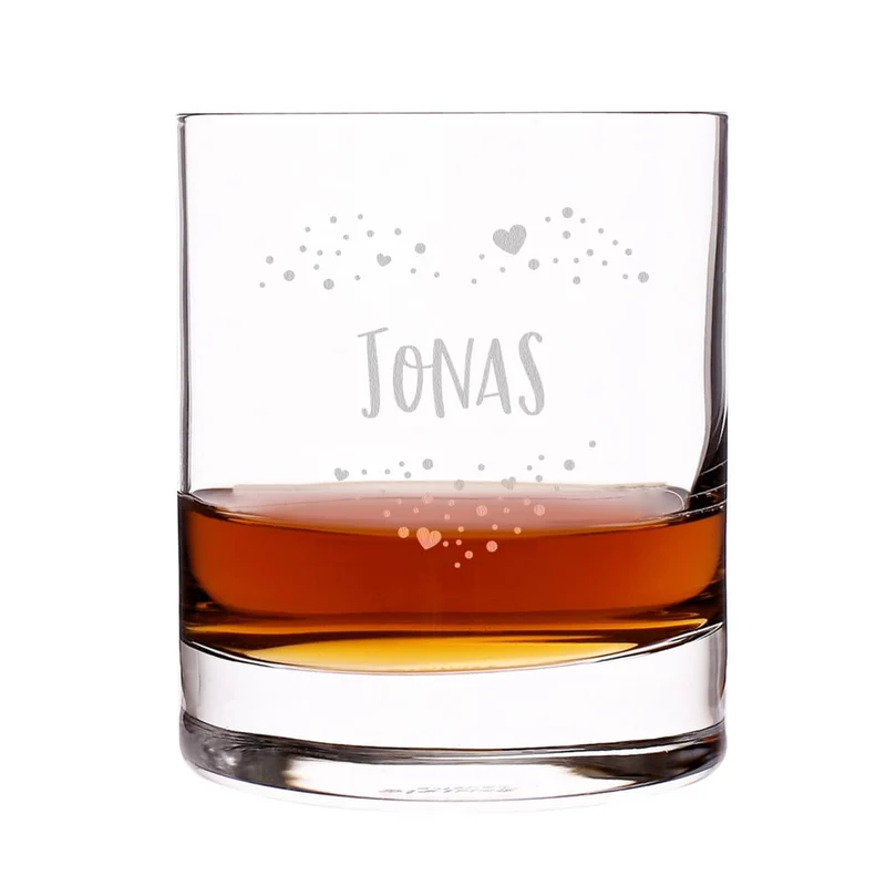 Romantisches Whiskyglas mit einem Herz aus Punkten und Name