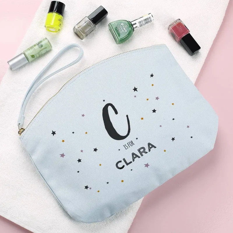 Hellblaues Beautycase mit Initiale, Name und kleinen Sternen