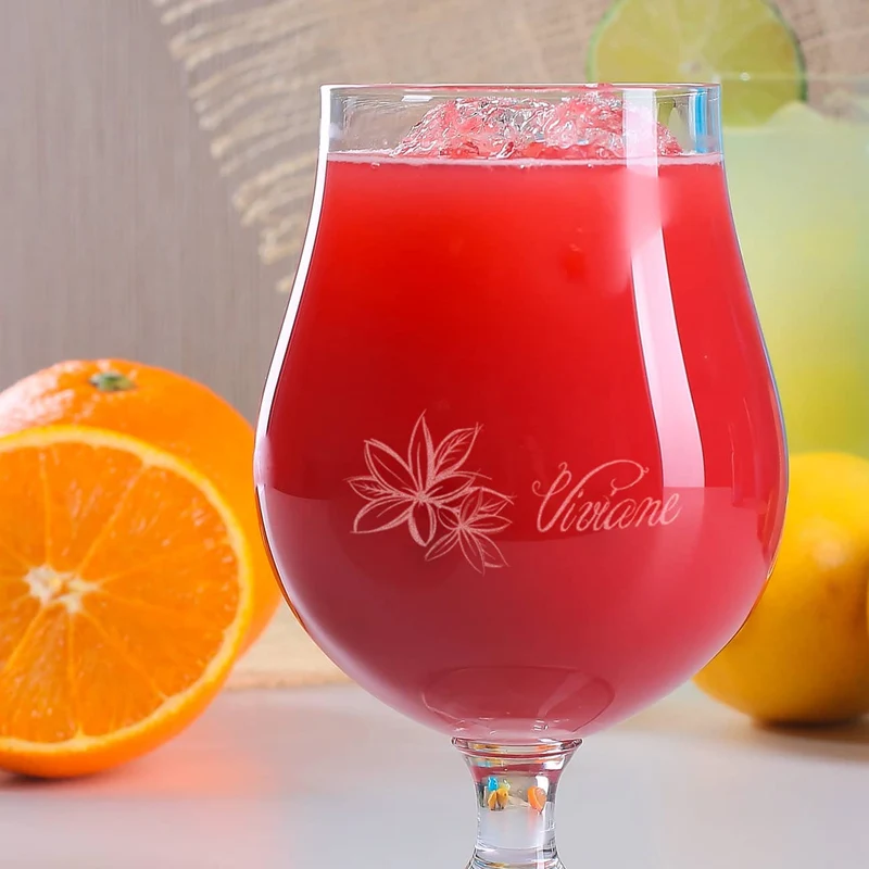 Cocktailglas mit Name und tropischen Blüten