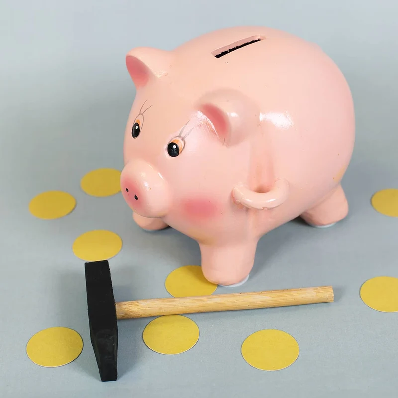 Spardose - Schwein mit Hammer