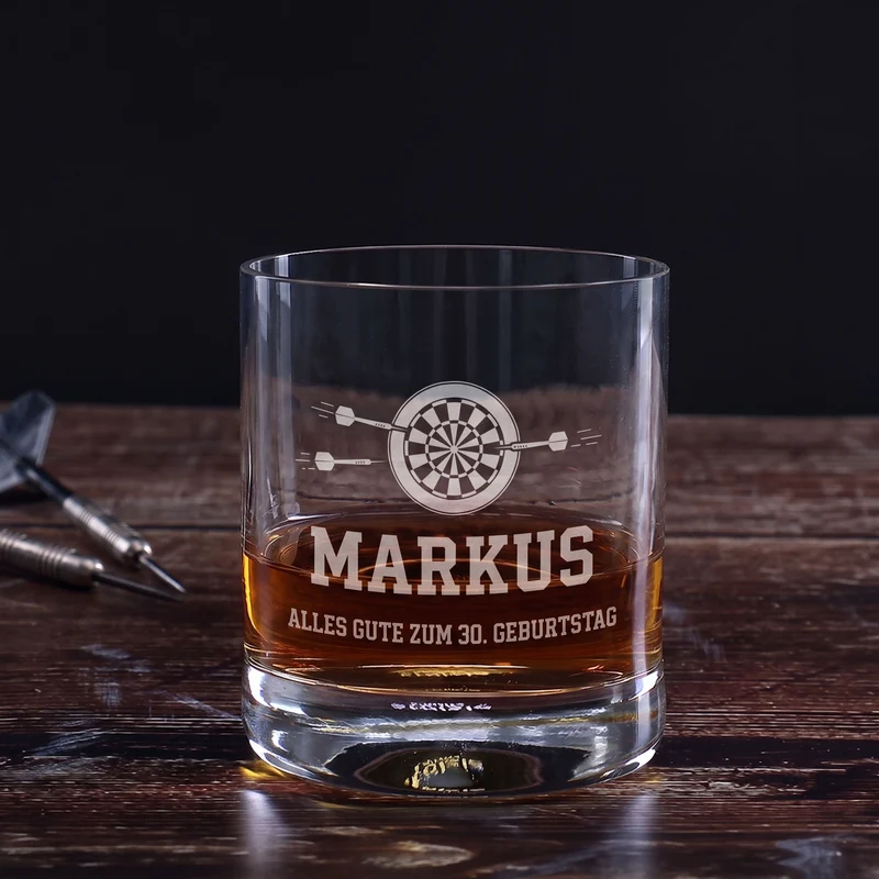 Personalisierbares Whisky Glas mit Dart Gravur | Whiskeyglas mit Name für Dartspieler