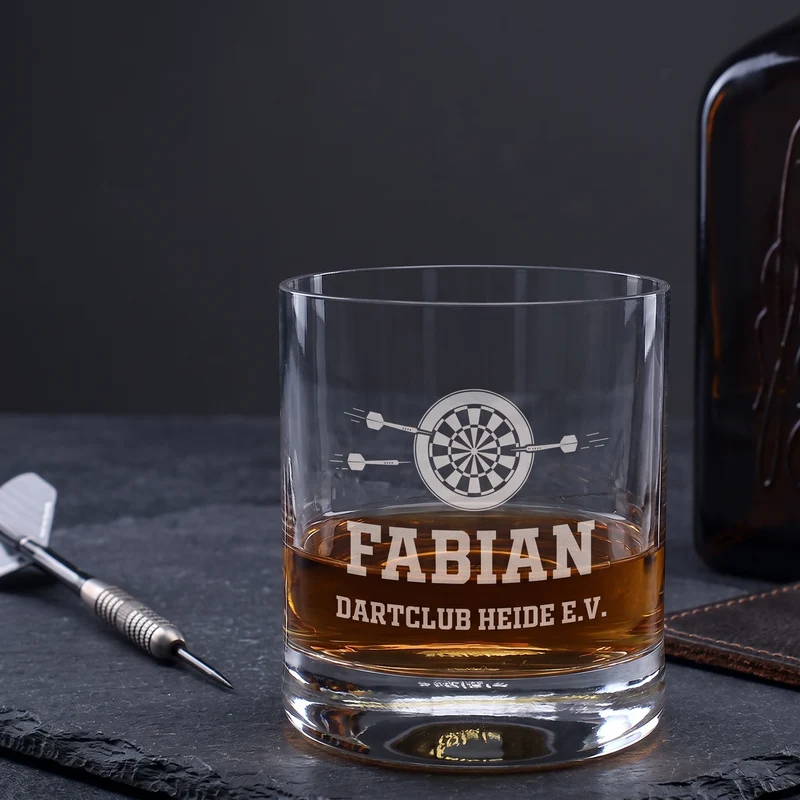 Personalisierbares Whisky Glas mit Dart Gravur | Whiskeyglas mit Name für Dartspieler