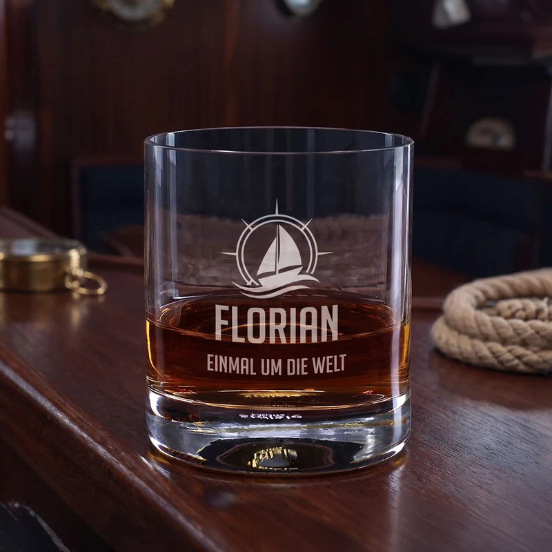 Whisky Glas zum Segeln personalisiert mit Gravur | 320 ml Whiskeyglas mit Segelboot Motiv