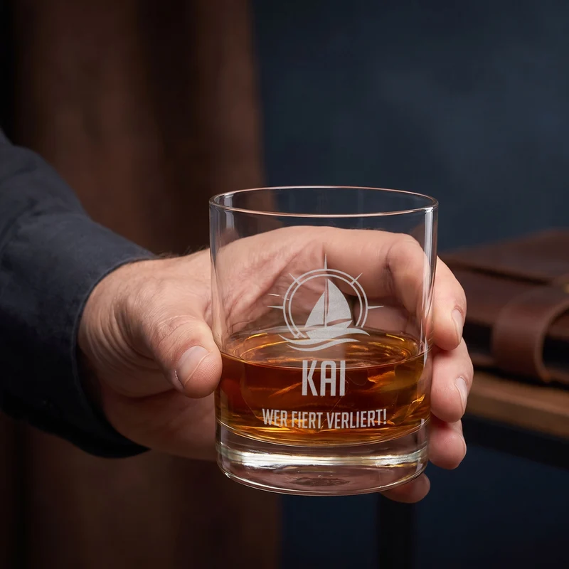 Whisky Glas zum Segeln personalisiert mit Gravur | 320 ml Whiskeyglas mit Segelboot Motiv