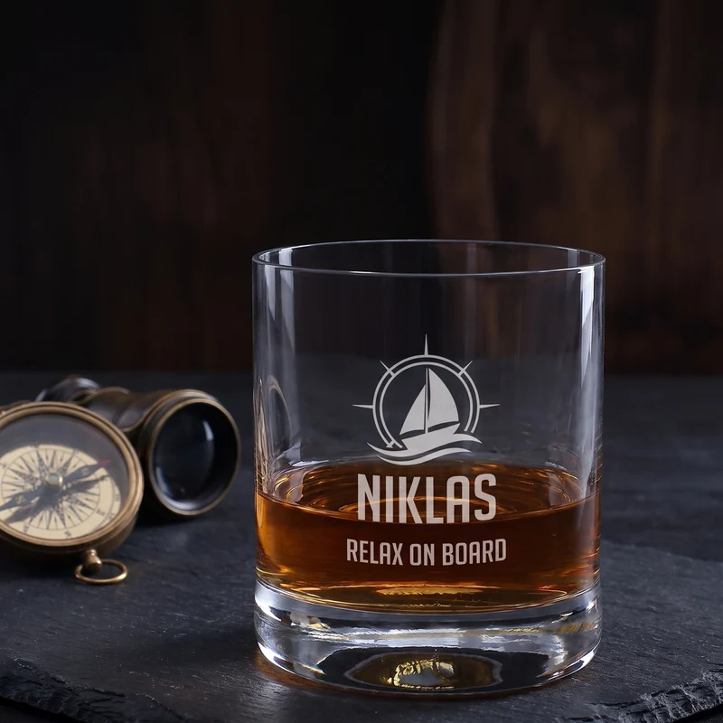 Whisky Glas zum Segeln personalisiert mit Gravur | 320 ml Whiskeyglas mit Segelboot Motiv