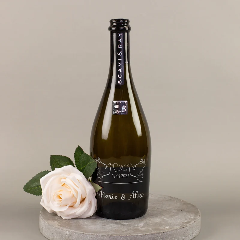 Scavi & Ray Gravierte Seccoflasche mit Taubenmotiv, Namen und Datum zur Hochzeit