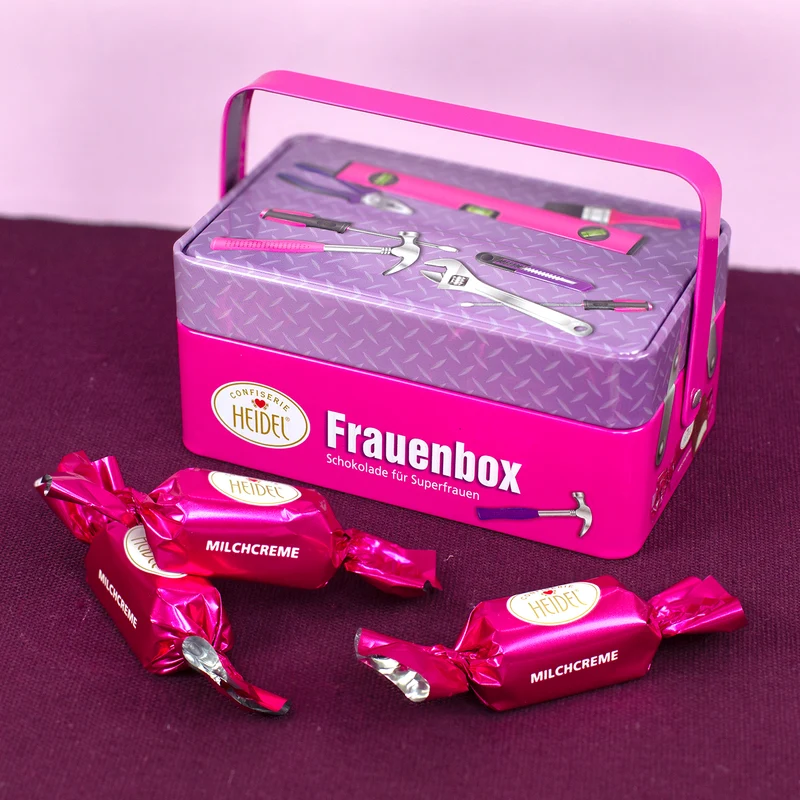 Frauenbox mit Schokolade im Werkzeugkasten