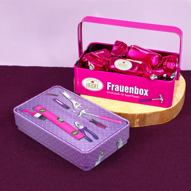 Frauenbox mit Schokolade im Werkzeugkasten