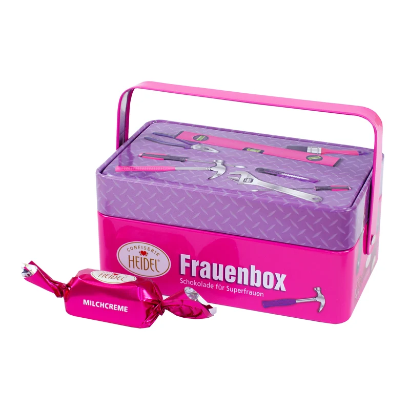 Frauenbox mit Schokolade im Werkzeugkasten