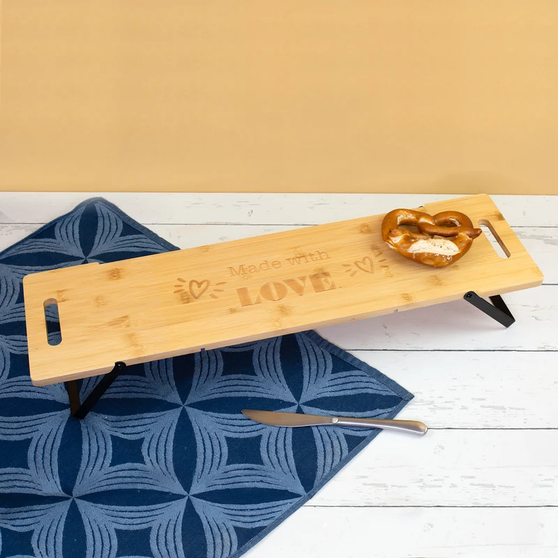 Servierbrett aus Bambus mit klappbaren Standfüßen & Gravur 'Made with Love' | Geschenk für Paare