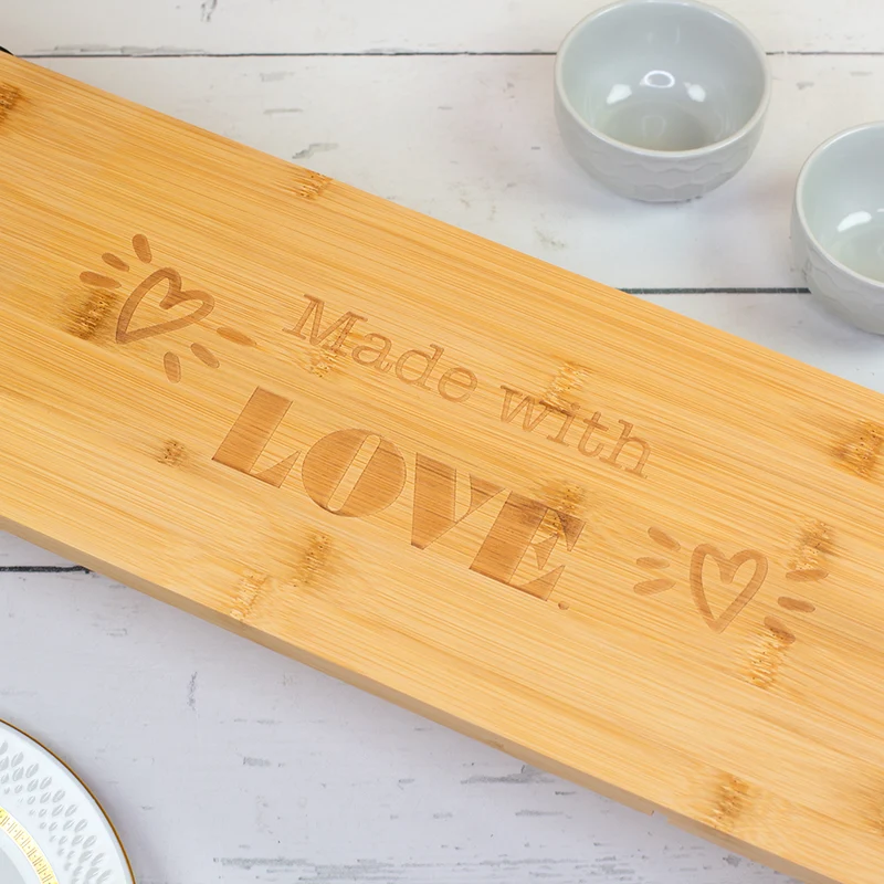 Servierbrett aus Bambus mit klappbaren Standfüßen & Gravur 'Made with Love' | Geschenk für Paare