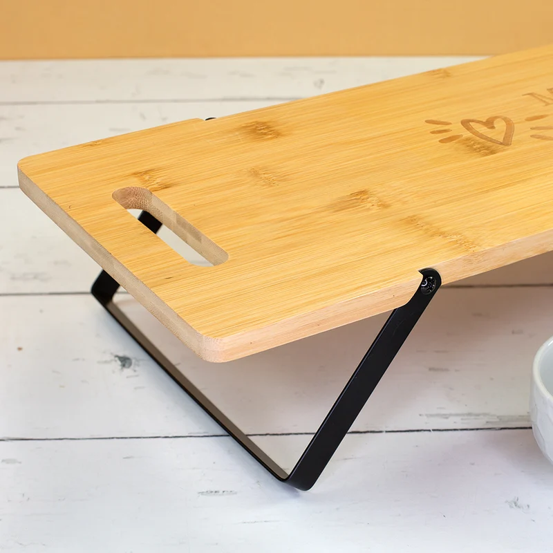 Servierbrett aus Bambus mit klappbaren Standfüßen & Gravur 'Made with Love' | Geschenk für Paare