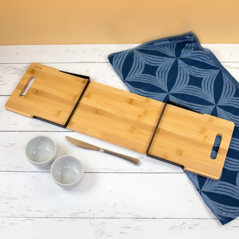 Servierbrett aus Bambus mit klappbaren Standfüßen & Gravur 'Made with Love' | Geschenk für Paare