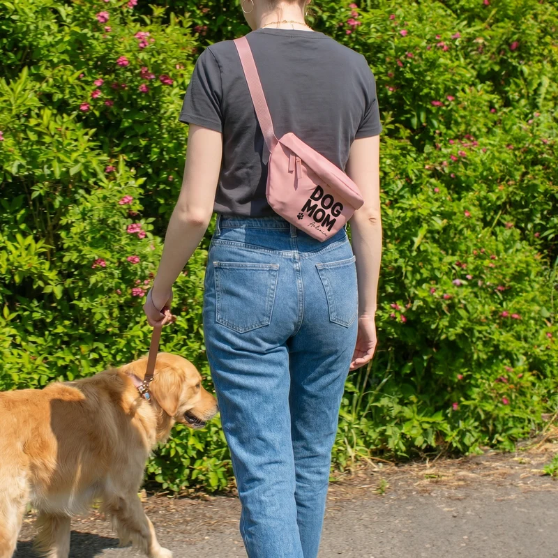 Bauchtasche personalisiert mit Name in Beige o. Rosa 'Dog Mom' | Gürteltasche für Hunde Mama & Frauen