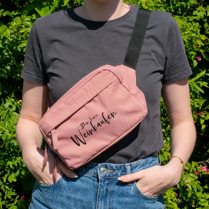 Bauchtasche 'Bin Weinkaufen' in Schwarz & Rosa | Umhängetasche als Geschenk für Frauen & Weinliebhaber