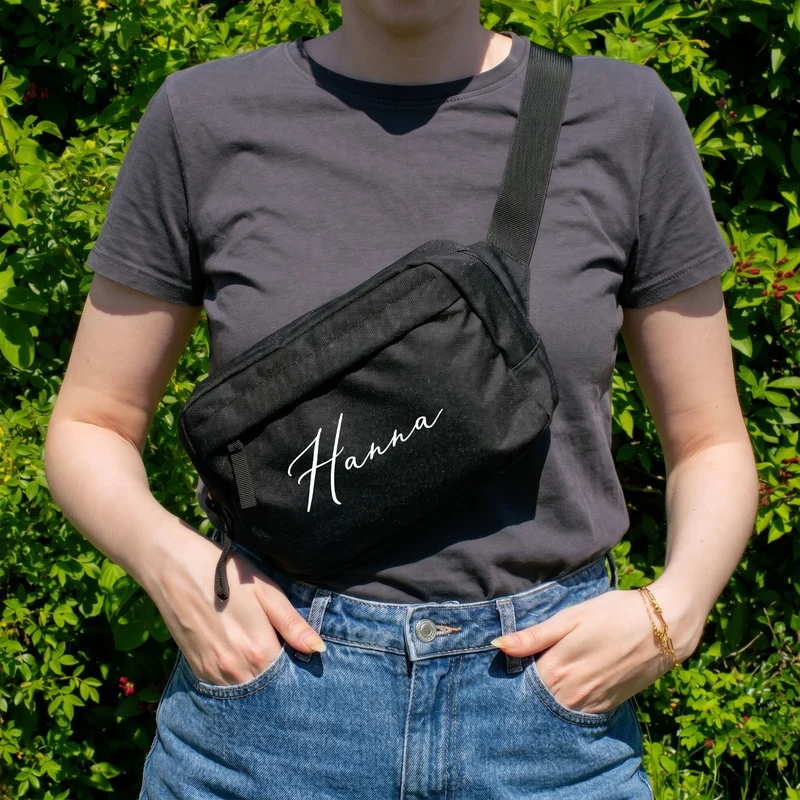 Bauchtasche mit Name personalisiert in schwarz oder rosa | Gürteltasche als Geschenk für Frauen