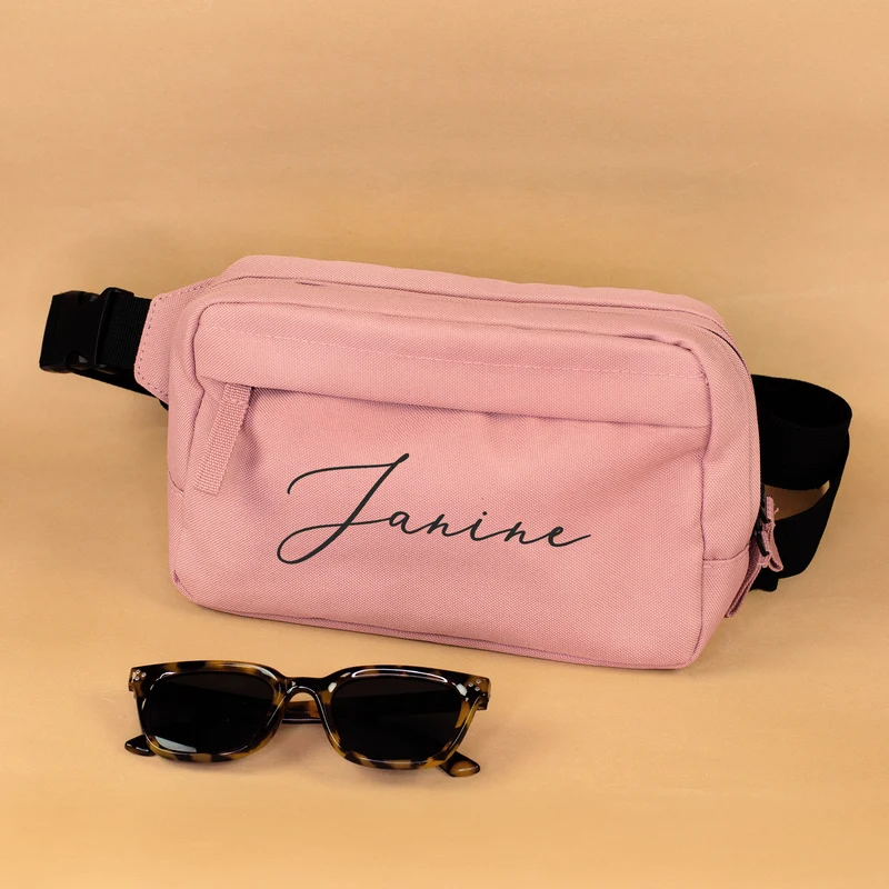 Bauchtasche mit Name personalisiert in schwarz oder rosa | Gürteltasche als Geschenk für Frauen